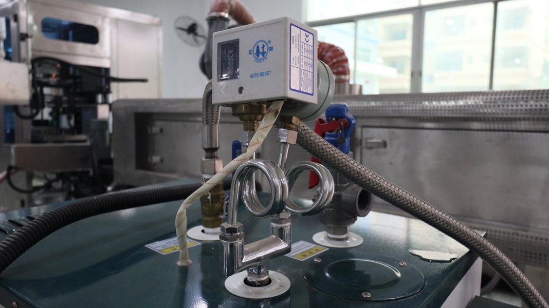 電熱收縮套標機,套標機,套標機廠家,佼佼者自動化