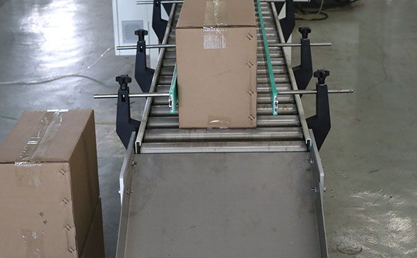 側封式封箱機,側封式封箱設備,包裝機設備,佼佼者自動化